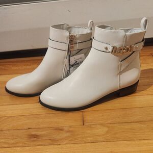 NWOB Liz Claiborne Ringwood Ankle Booties Boots Synthetic Size 6.5 White Memory